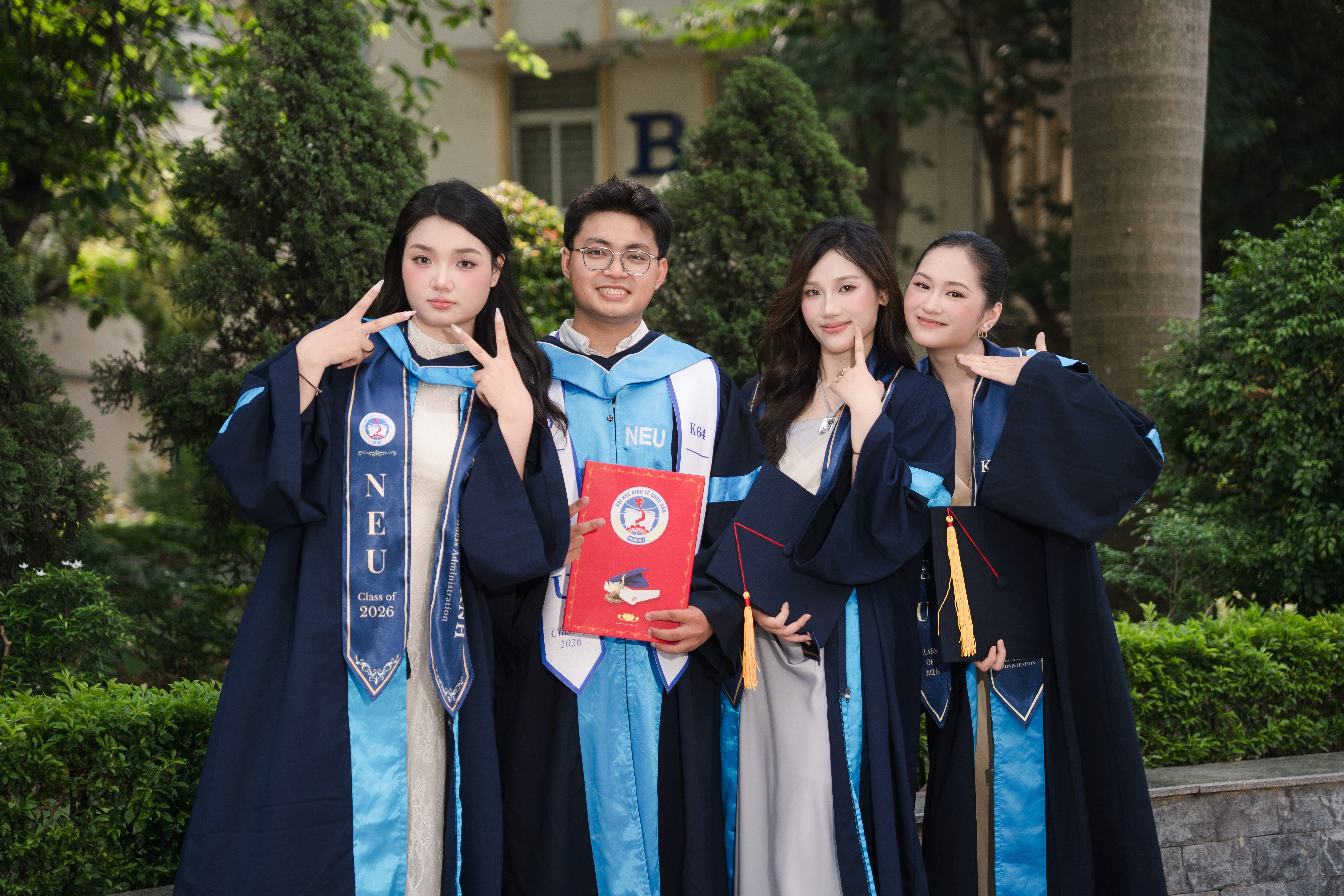 Ảnh kỷ niệm cùng bạn bè